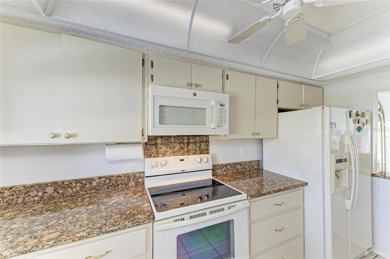 3983 Maceachen Boulevard, Unit 424, Sarasota, FL 34233 Photo