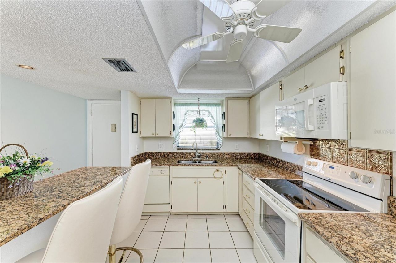 3983 Maceachen Boulevard, Unit 424, Sarasota, FL 34233 Photo