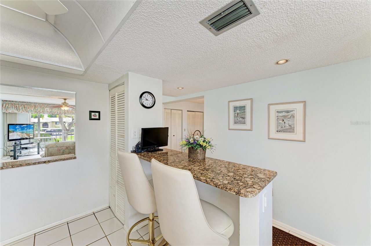 3983 Maceachen Boulevard, Unit 424, Sarasota, FL 34233 Photo