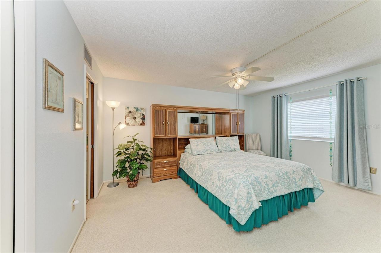 3983 Maceachen Boulevard, Unit 424, Sarasota, FL 34233 Photo