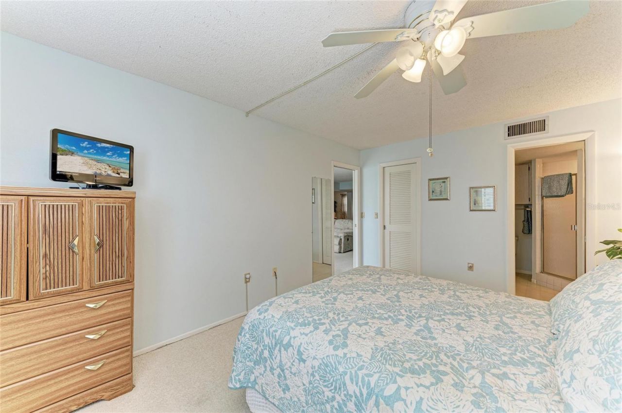 3983 Maceachen Boulevard, Unit 424, Sarasota, FL 34233 Photo