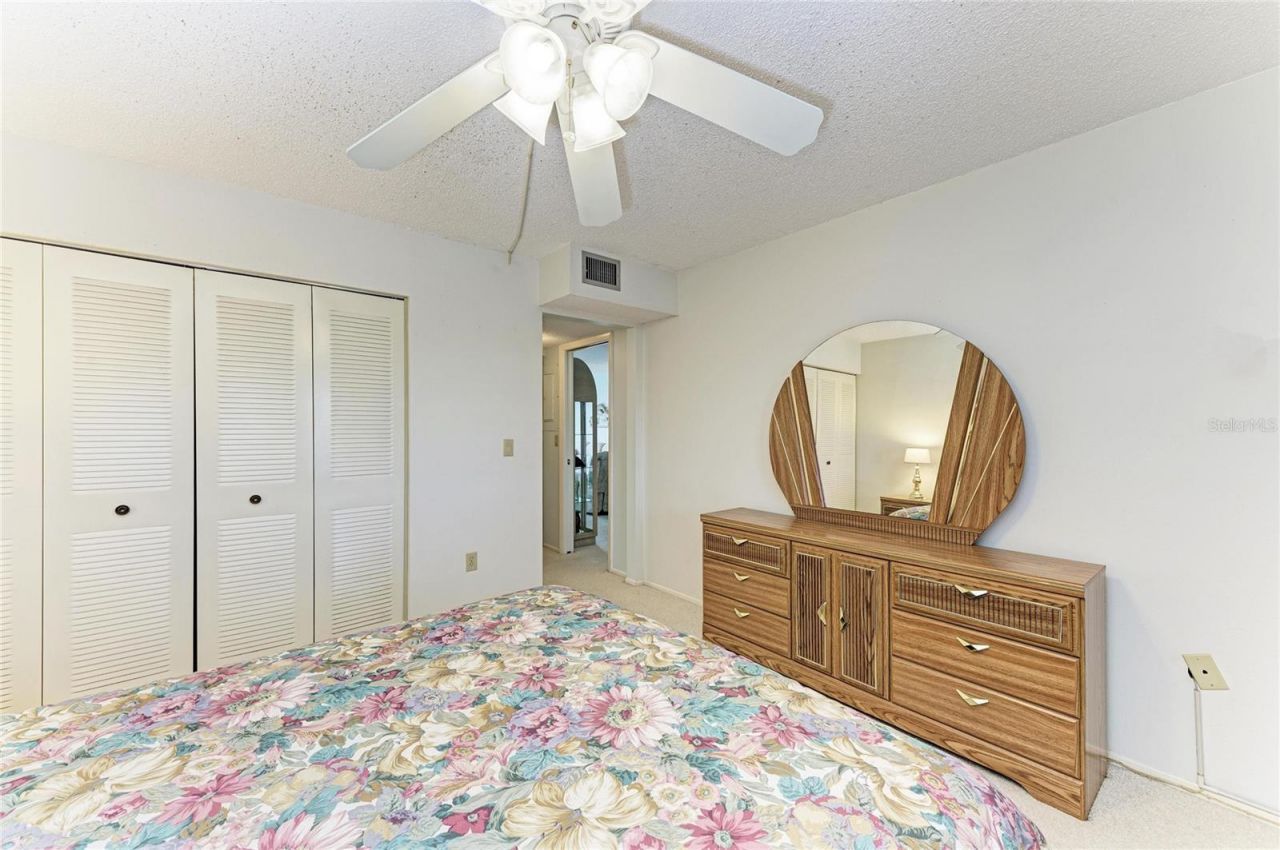 3983 Maceachen Boulevard, Unit 424, Sarasota, FL 34233 Photo