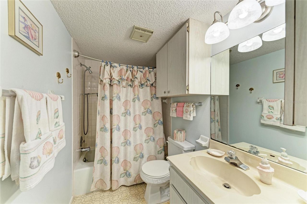 3983 Maceachen Boulevard, Unit 424, Sarasota, FL 34233 Photo