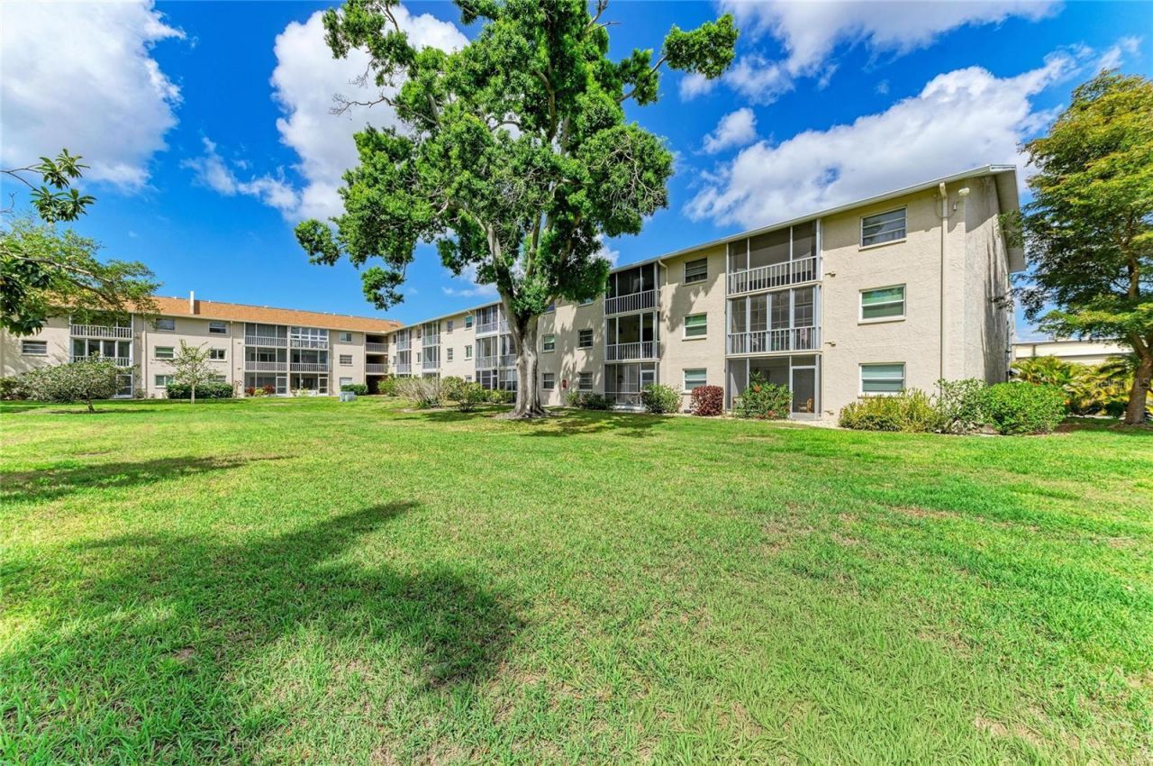 3983 Maceachen Boulevard, Unit 424, Sarasota, FL 34233 Photo
