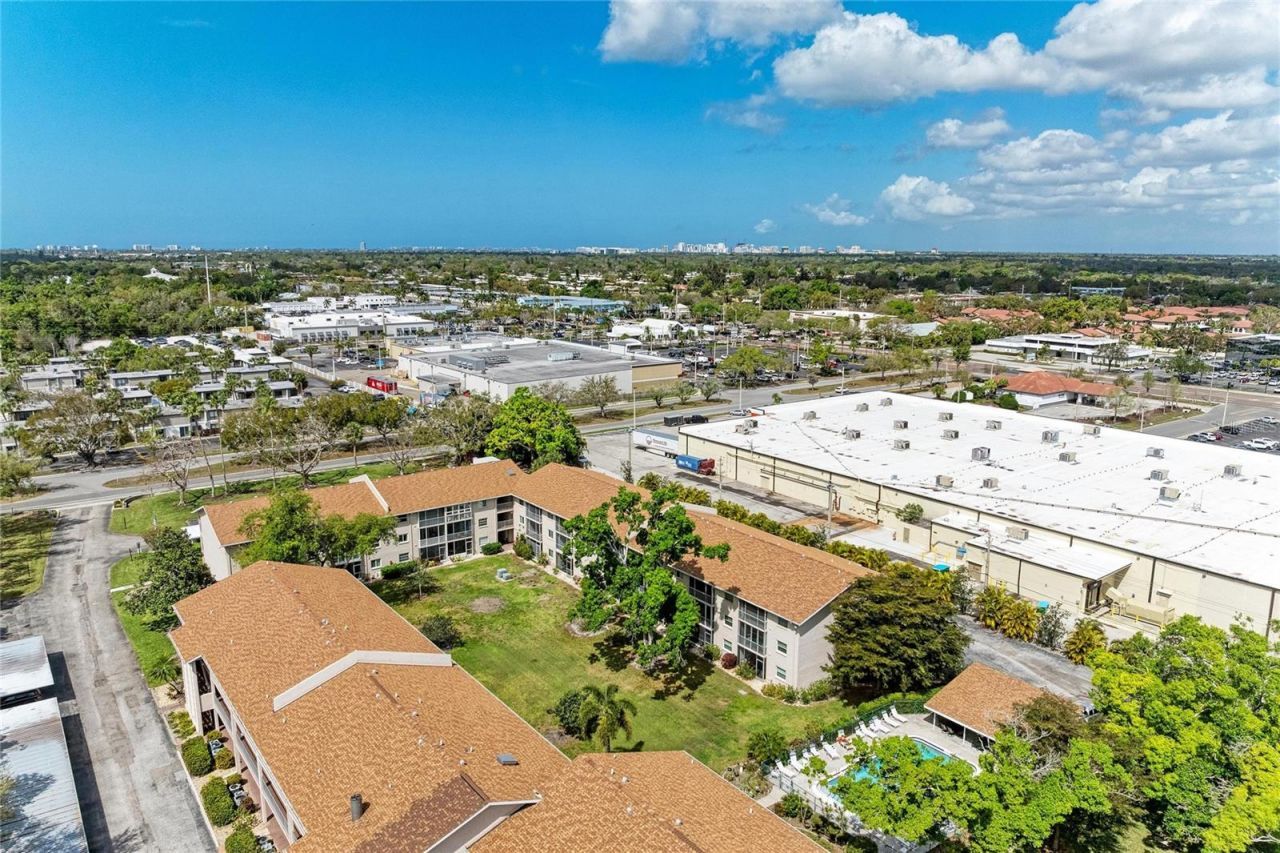 3983 Maceachen Boulevard, Unit 424, Sarasota, FL 34233 Photo