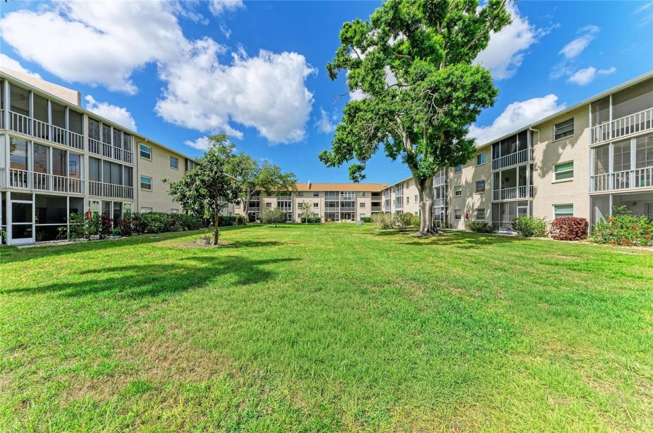 3983 Maceachen Boulevard, Unit 424, Sarasota, FL 34233 Photo