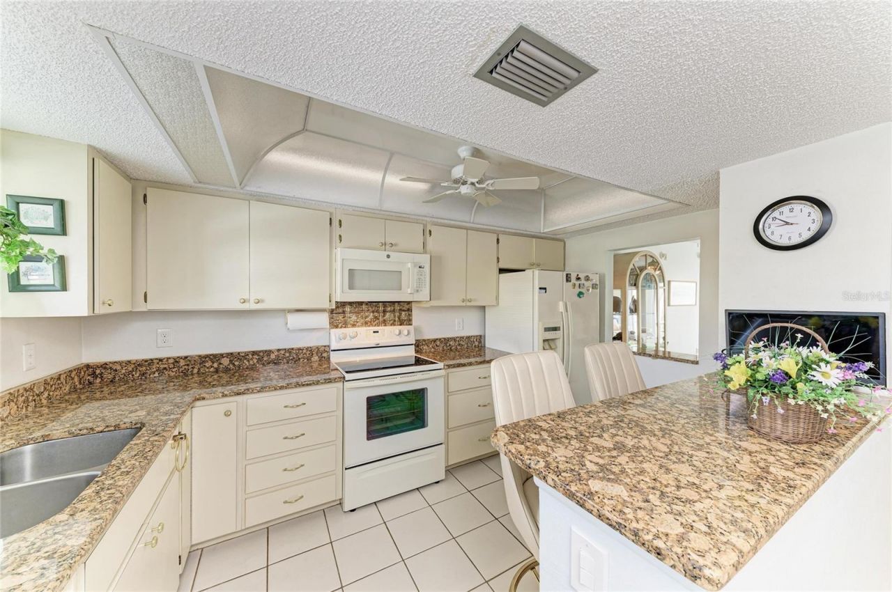 3983 Maceachen Boulevard, Unit 424, Sarasota, FL 34233 Photo