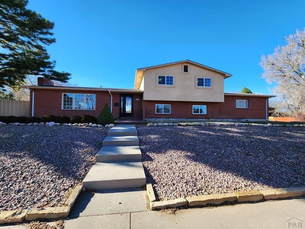 135 La Rochelle Dr, Pueblo, CO 81005