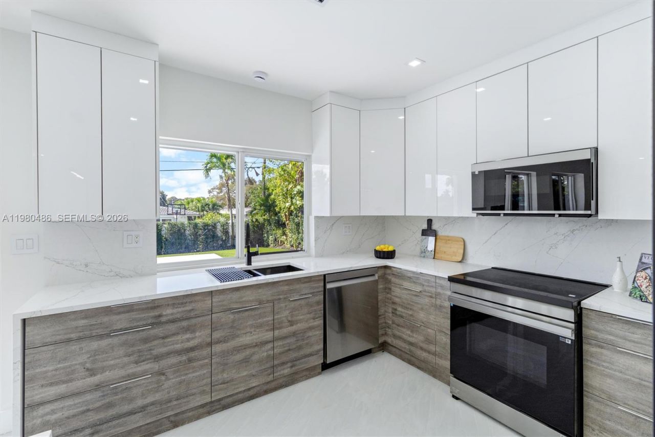 1840 NE 199th St , Miami, FL 33179 Photo