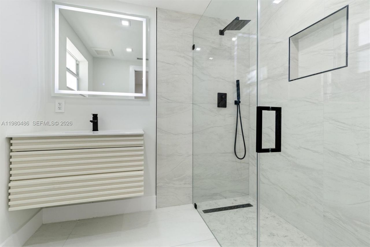 1840 NE 199th St , Miami, FL 33179 Photo