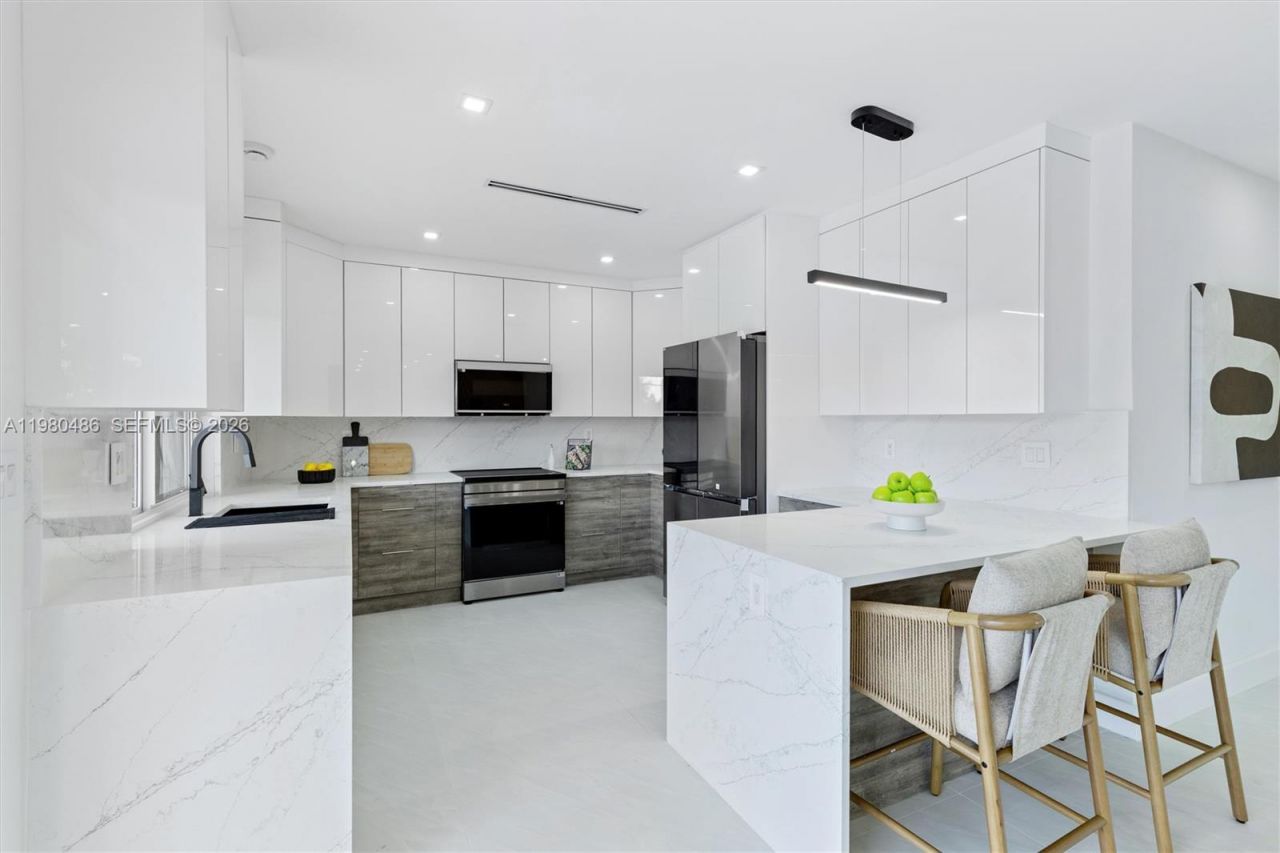 1840 NE 199th St , Miami, FL 33179 Photo