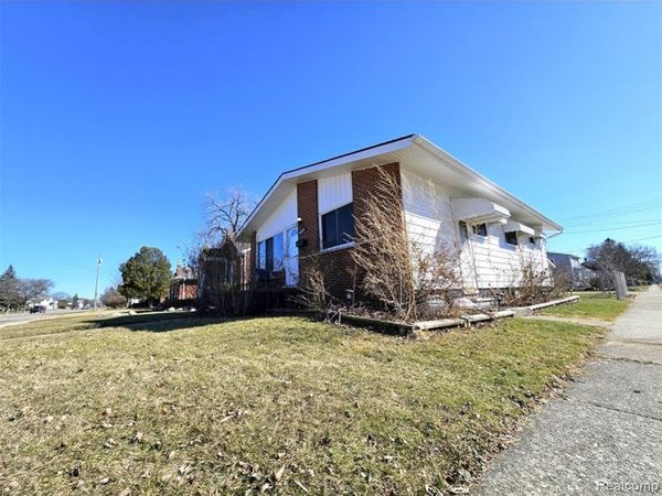 16830 S Stephens Drive E, Eastpointe, MI 48021