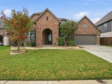 10037 Lakemont Drive, Fort Worth, TX 76131