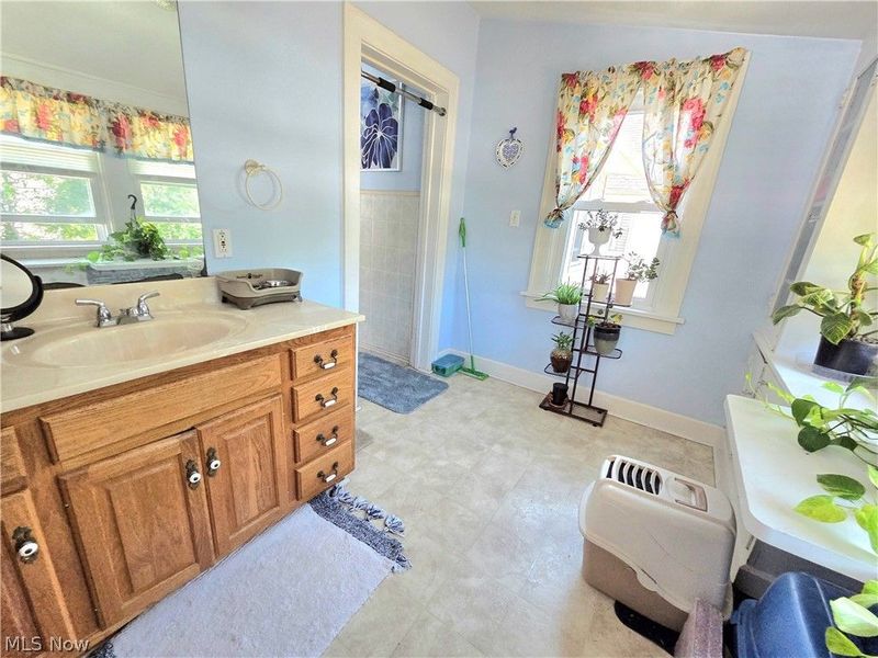 4414 Henritze Avenue, Cleveland, OH 44114 Photo 35