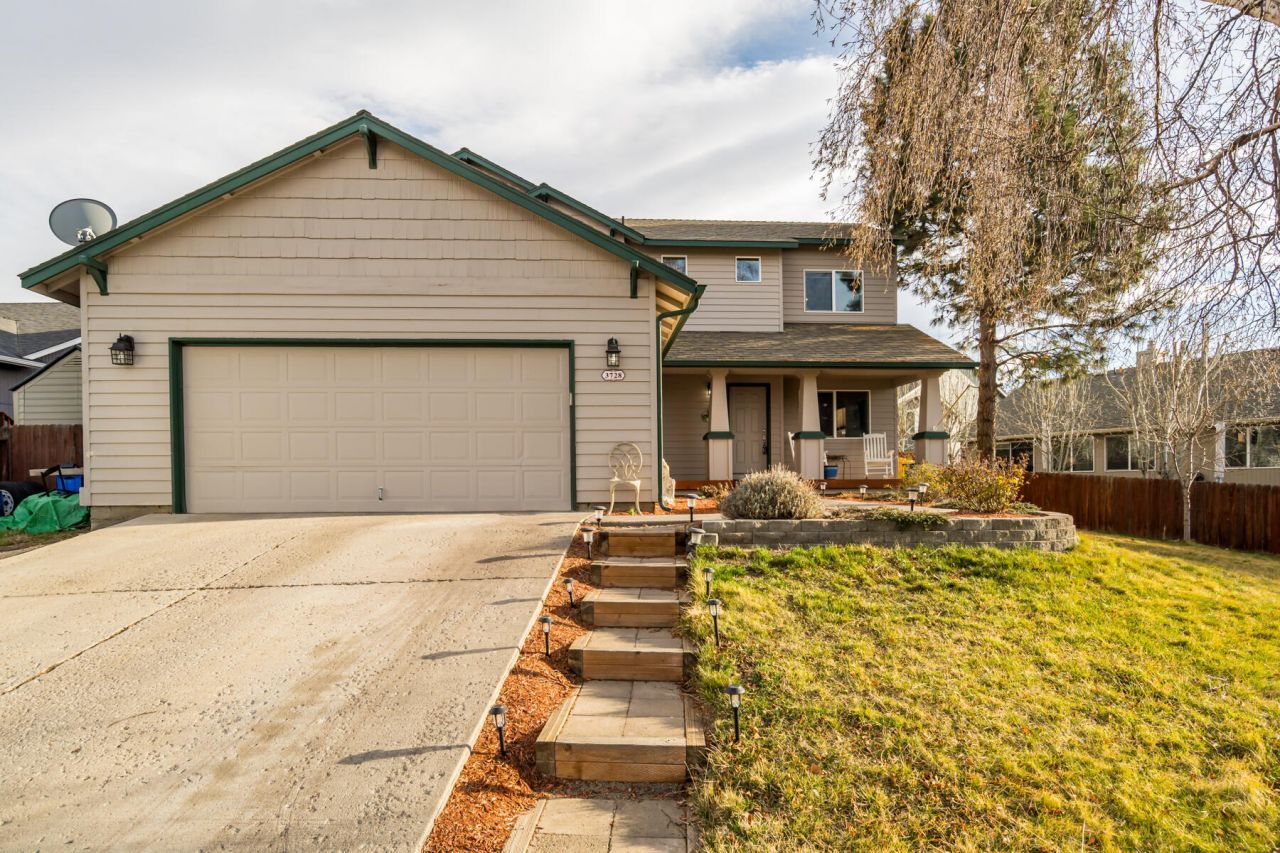 3728 SW Reindeer Avenue, Redmond, OR 97756 Main Photo