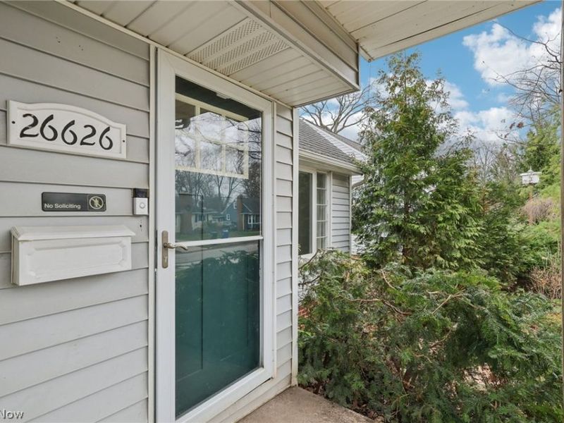 26626 Osborn Road, Bay Village, OH 44140 Photo 2
