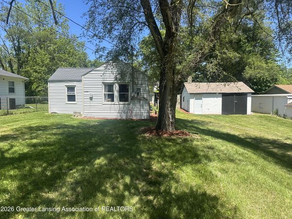 826 R G Curtiss Avenue, Lansing, MI 48911