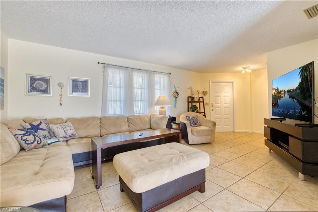 318 SE 33rd Ter , Cape Coral, FL 33904 Photo