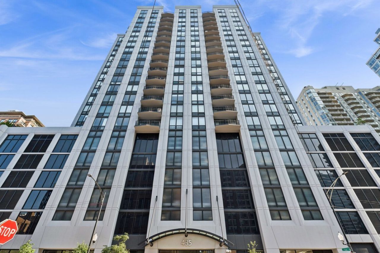 435 W Erie Street, Unit 2104, Chicago, IL 60654 Main Photo