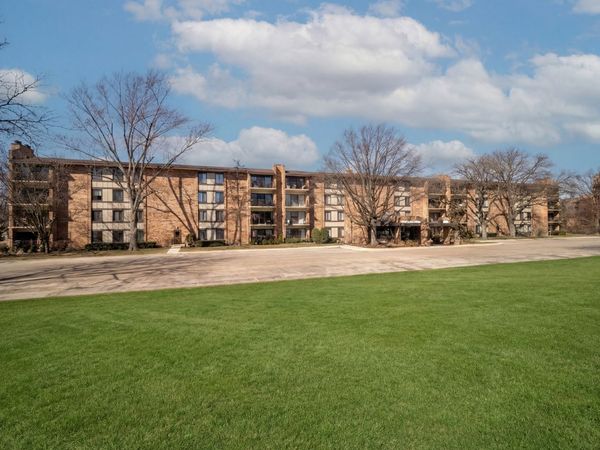 301 Lake Hinsdale Drive, Unit 311, Willowbrook, IL 60527