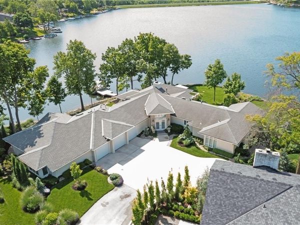 223 NW North Shore Drive, Lake Waukomis, MO 64151