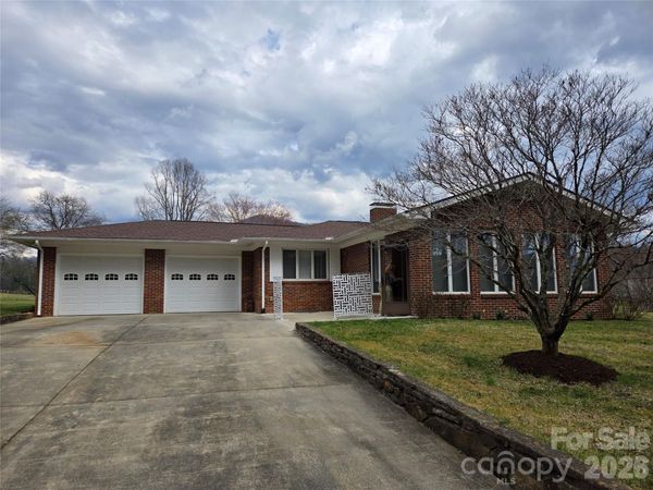 100 Chapel Road, Black Mountain, NC 28711