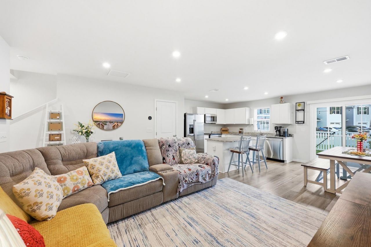 404 El Camino Dr. Photo 2