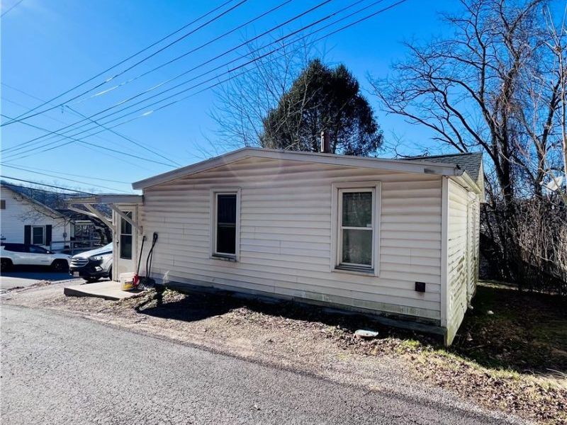 603 Utah Lane, Chester, WV 26034 Photo 2