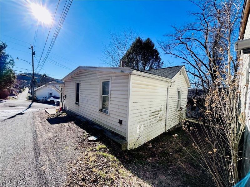 603 Utah Lane, Chester, WV 26034 Photo 4