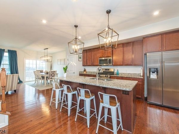 18 Trailwood Dr, Mount Arlington, NJ 07856