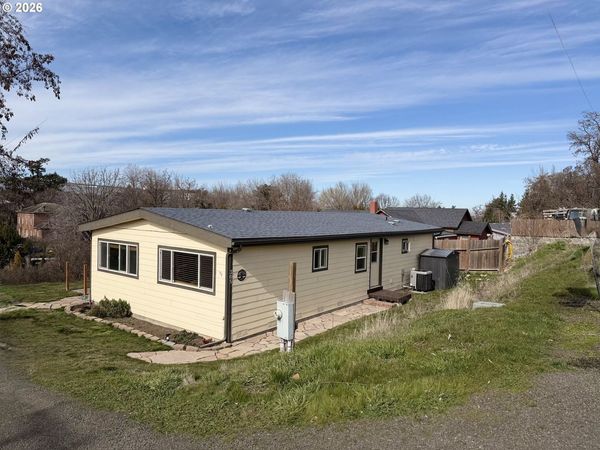 305 N BROAD ST, Weston, OR 97886