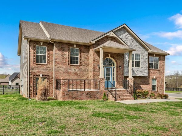 524 Cresthaven Ln, Clarksville, TN 37043