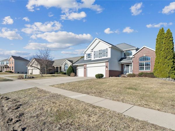 138 Autumn Woods Drive NW, Cedar Rapids, IA 52405