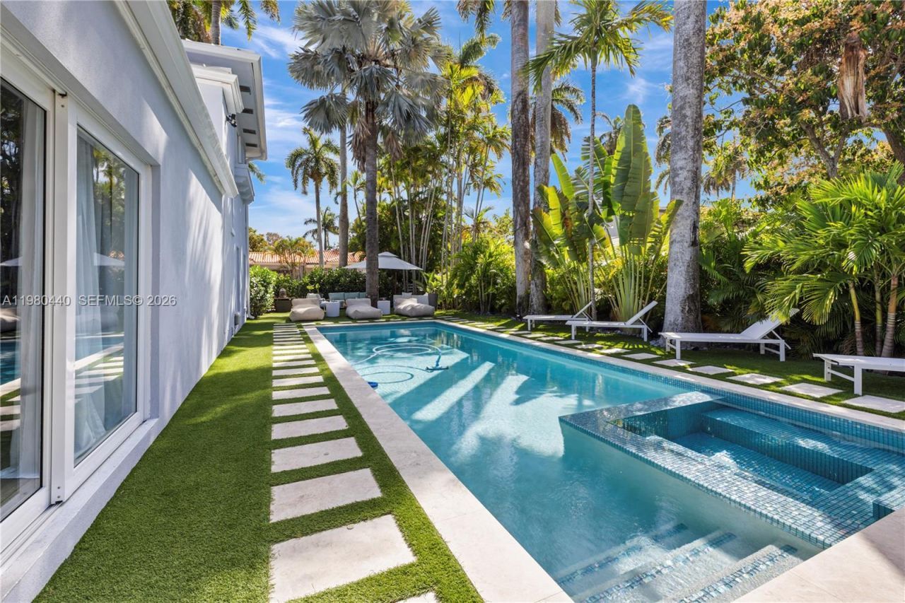 1121 NE 85th St , Miami, FL 33138 Photo