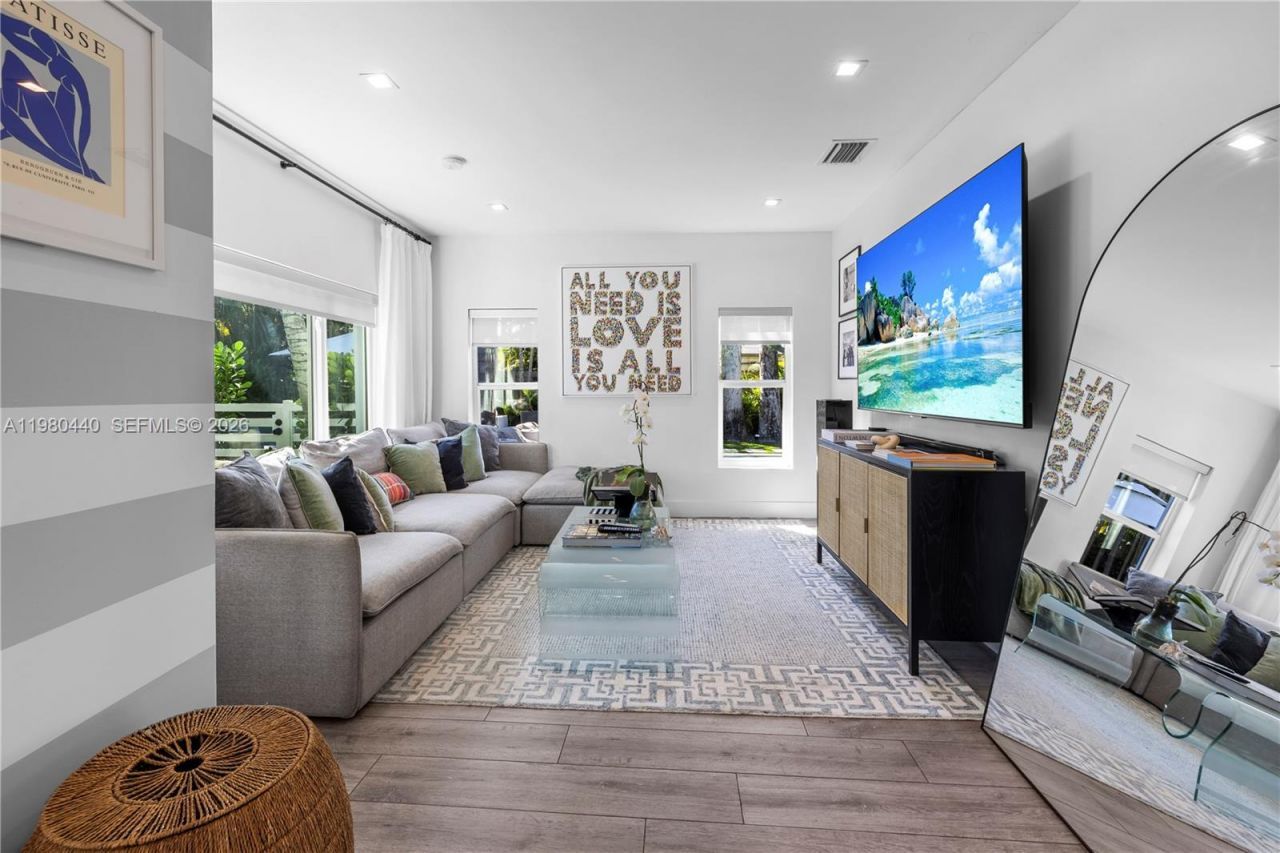 1121 NE 85th St , Miami, FL 33138 Photo