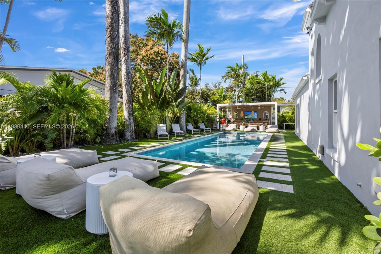 1121 NE 85th St , Miami, FL 33138 Photo