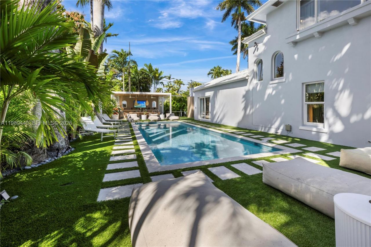 1121 NE 85th St , Miami, FL 33138 Photo