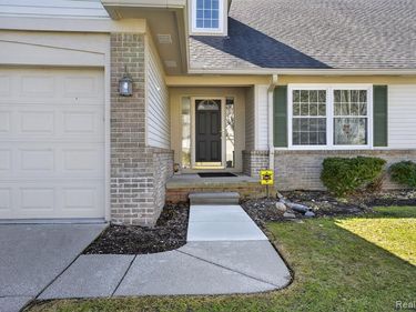 328 Four Seasons Drive, Lake Orion Vlg, MI 48360