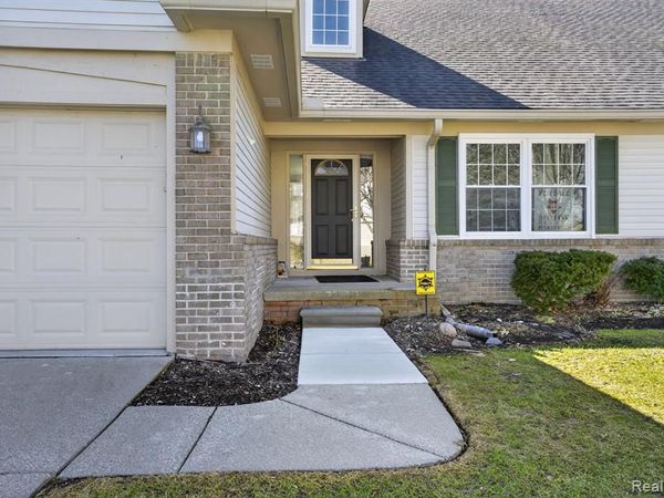 328 Four Seasons Drive, Lake Orion Vlg, MI 48360