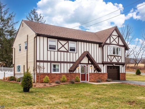 2 Rolling View Dr, Independence, NJ 07840