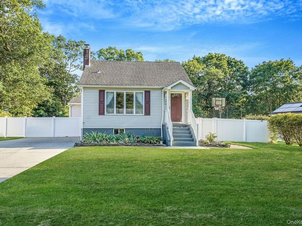 6 Cedar Oaks Avenue , Farmingville, NY 11738