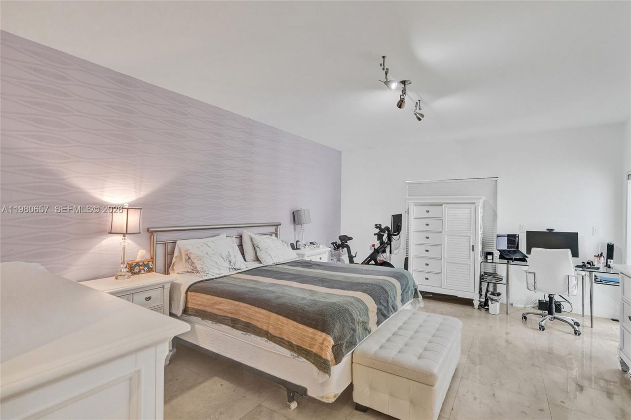 18450 NE 30th Place , Unit 18450, Aventura, FL 33160 Photo