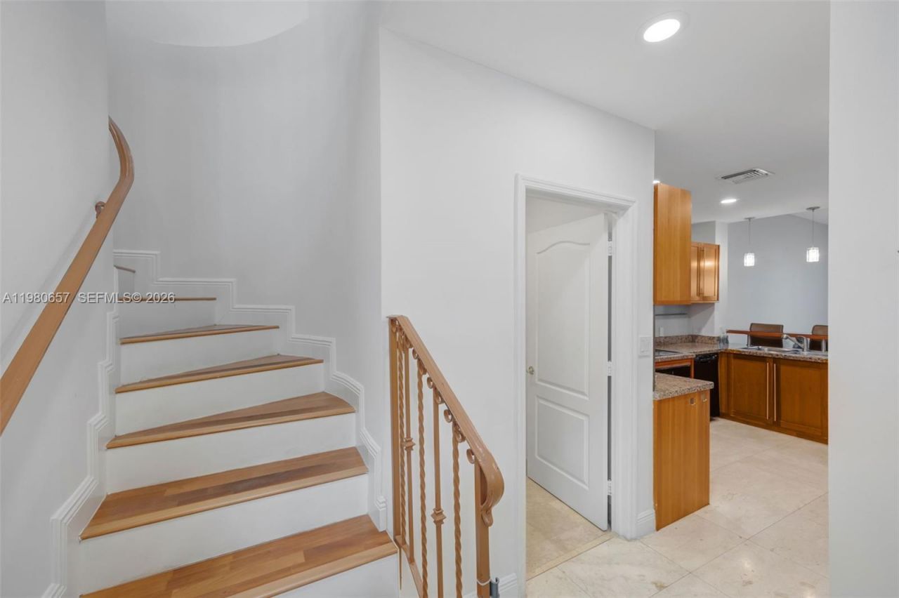 18450 NE 30th Place, Aventura, FL 33160 Photo