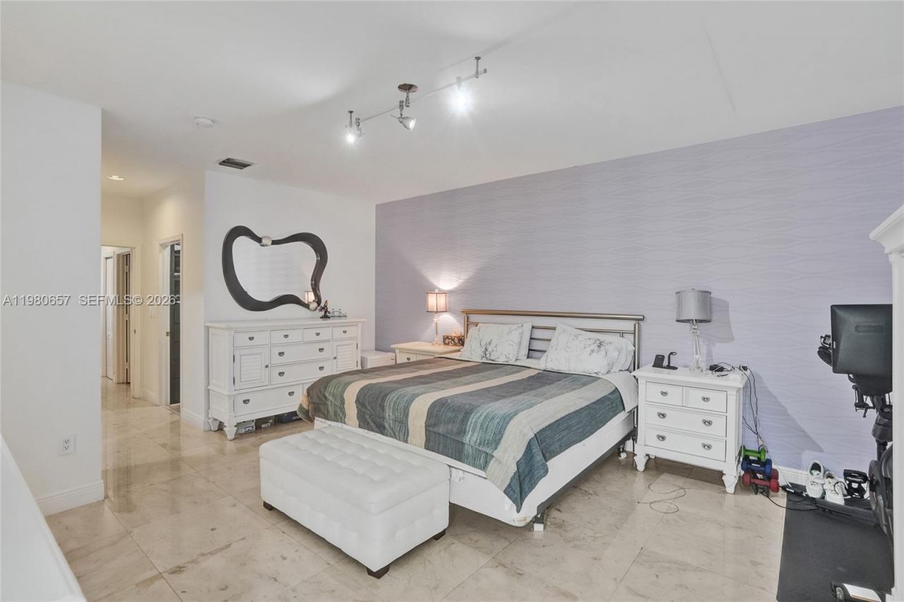 18450 NE 30th Place , Unit 18450, Aventura, FL 33160 Photo