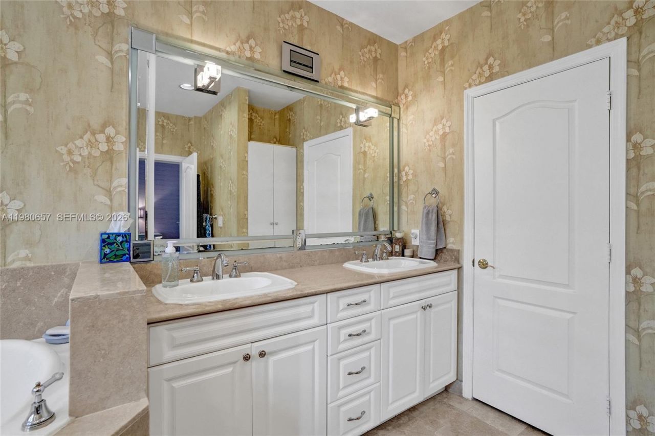 18450 NE 30th Place , Unit 18450, Aventura, FL 33160 Photo