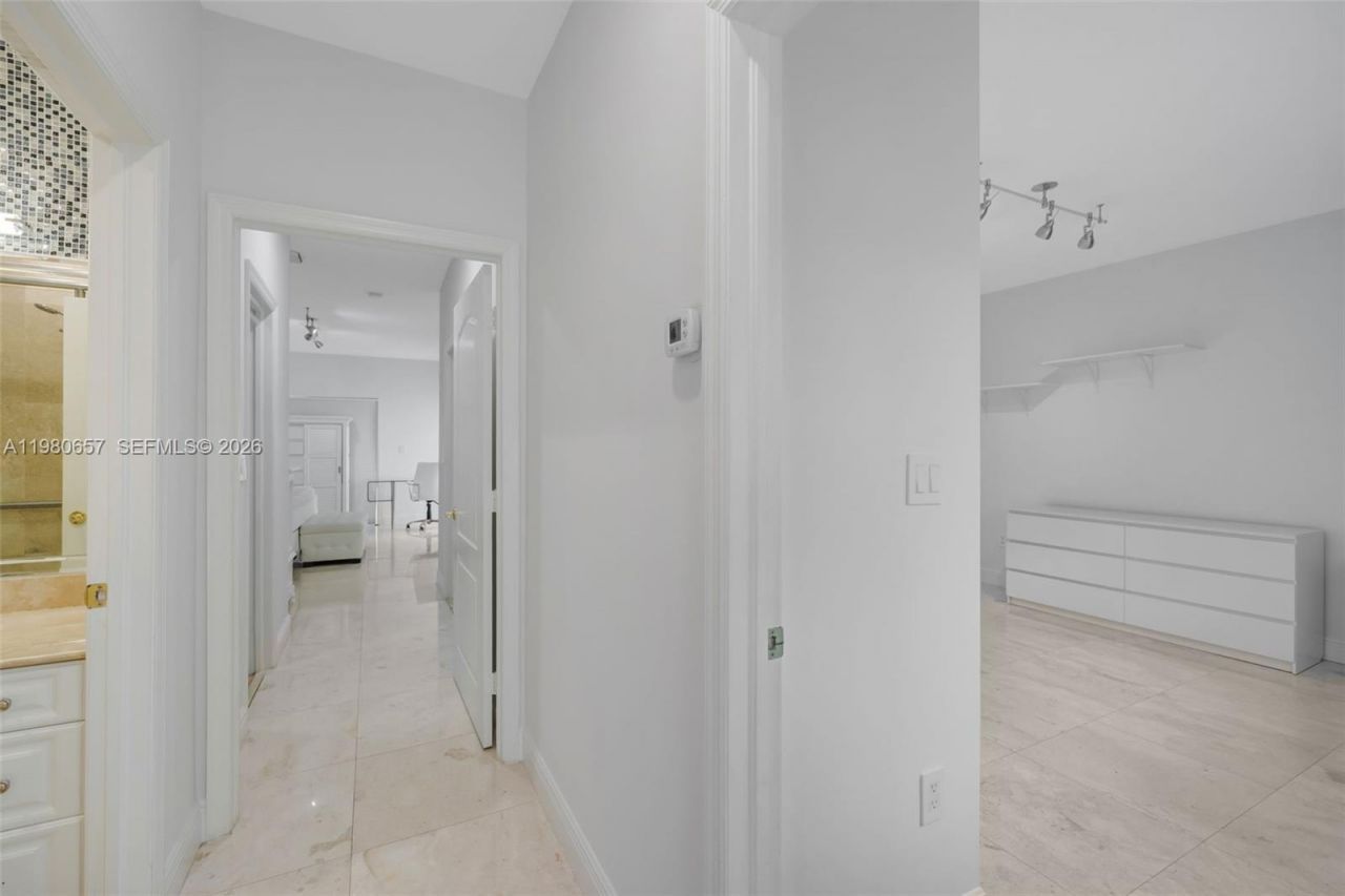 18450 NE 30th Place, Aventura, FL 33160 Photo