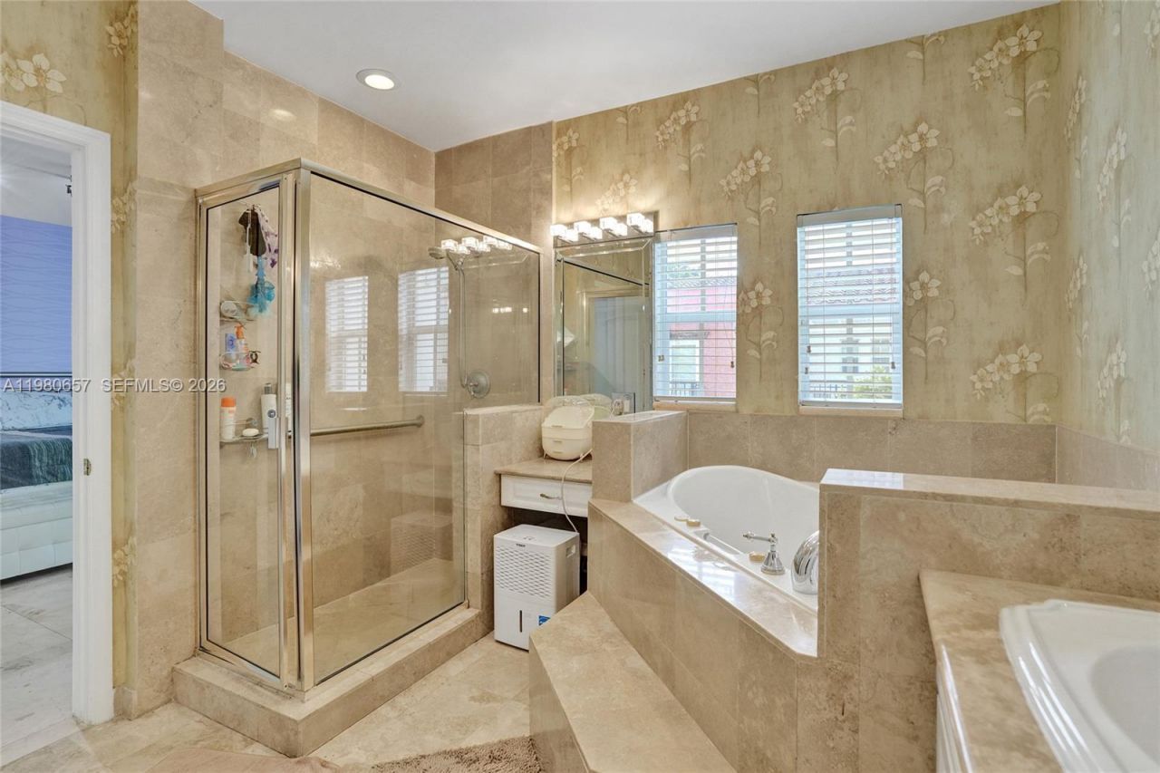 18450 NE 30th Place , Unit 18450, Aventura, FL 33160 Photo