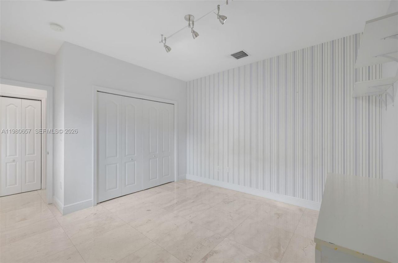 18450 NE 30th Place, Aventura, FL 33160 Photo