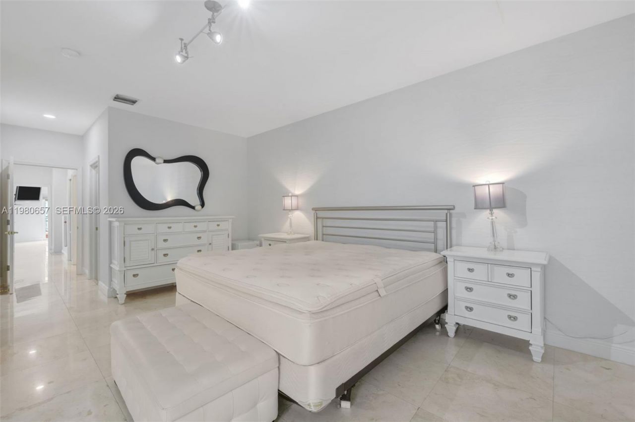 18450 NE 30th Place, Aventura, FL 33160 Photo