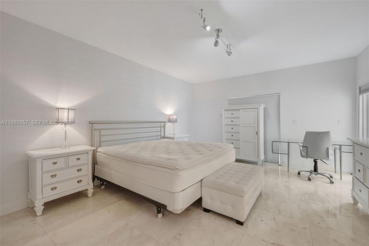 18450 NE 30th Place, Aventura, FL 33160 Photo